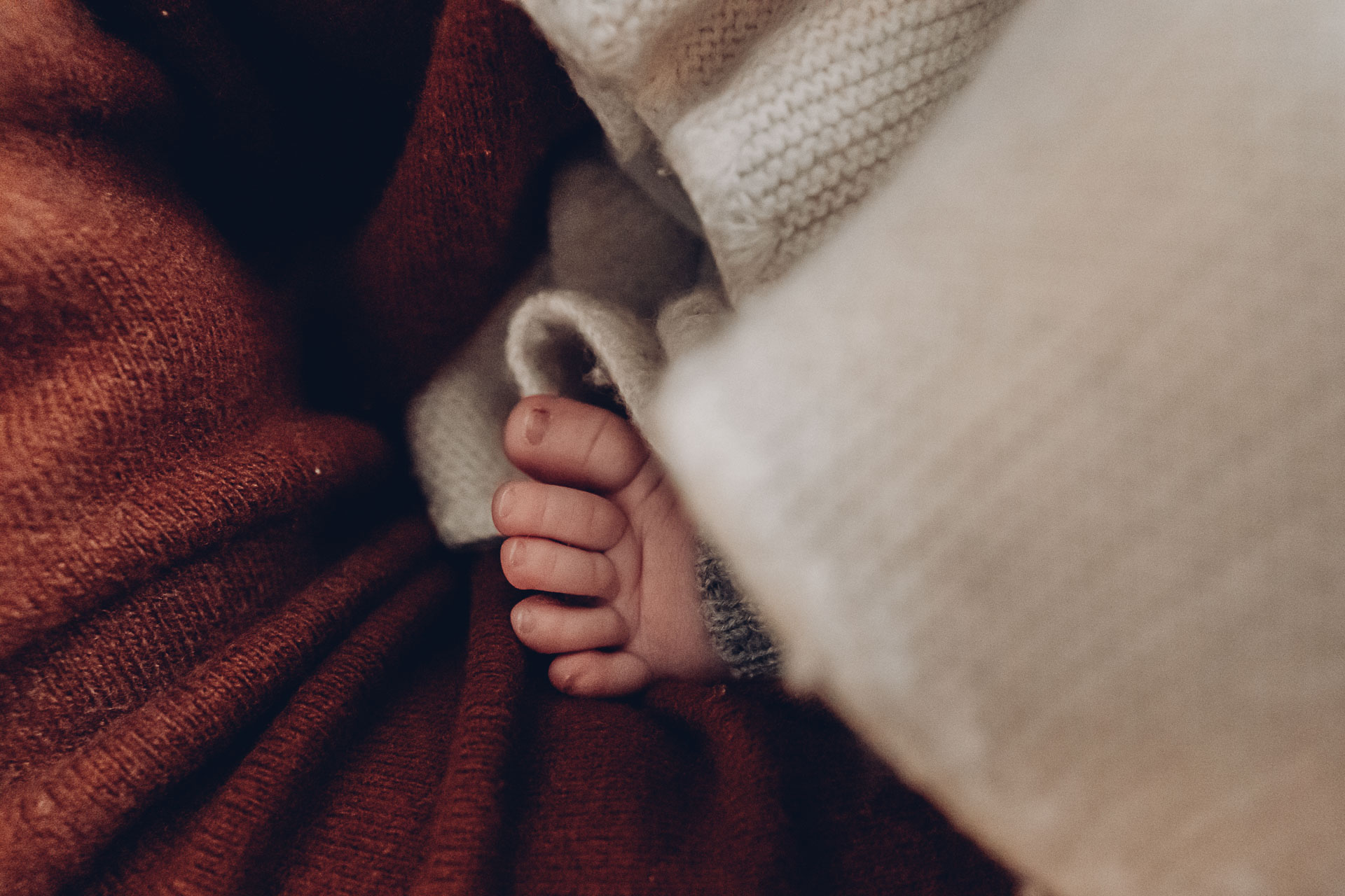 Baby­fo­to­gra­fie im Saar­land: ganz anders und ganz ent­spannt Zuhau­se