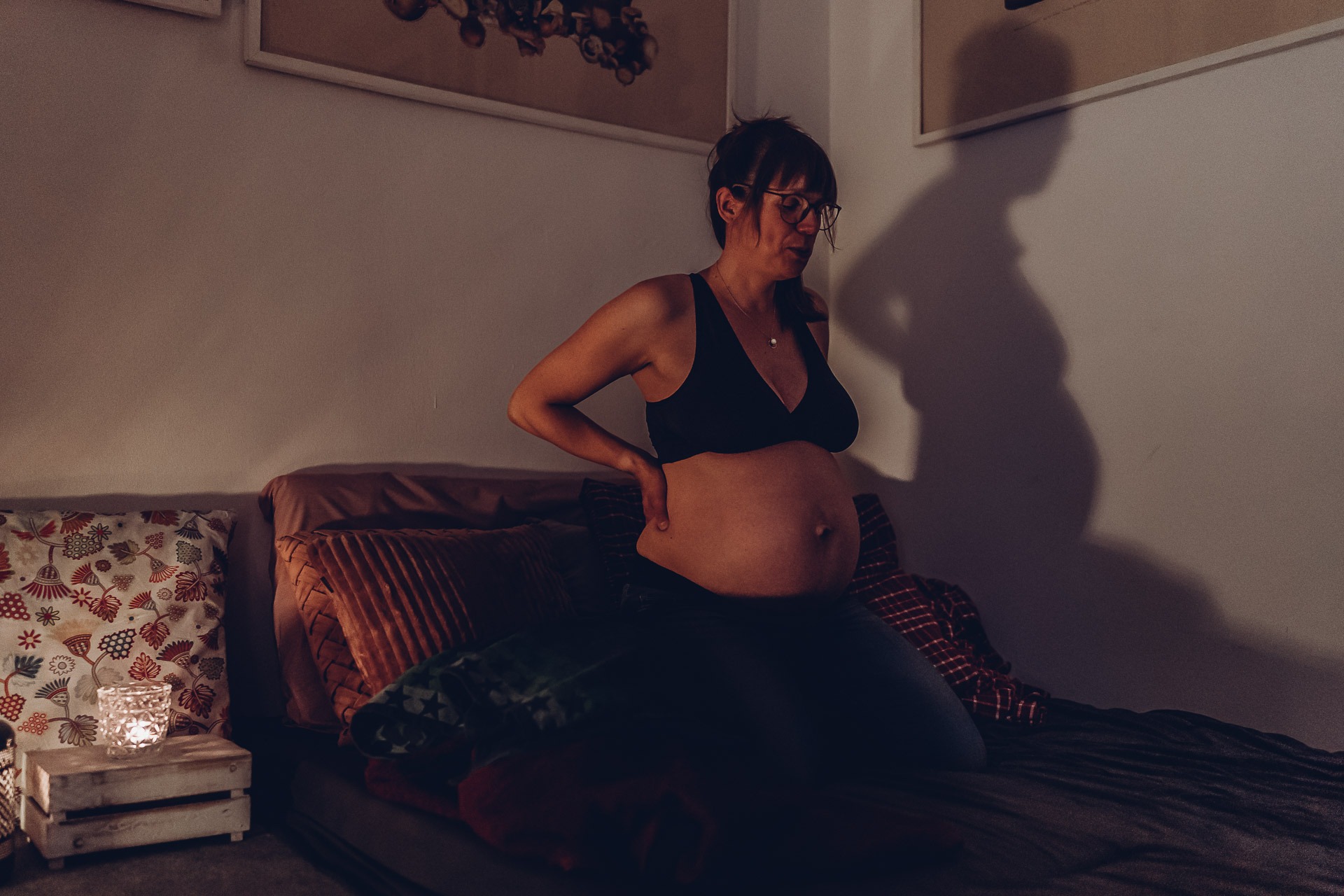 Doula begleitet Frau bei der Hausgeburt im Saarland, Geburtsfotografie